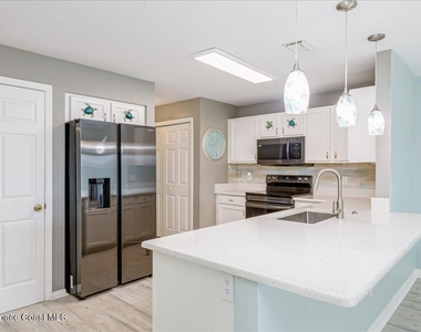 37 Sunset Street - Photo Thumbnail 16