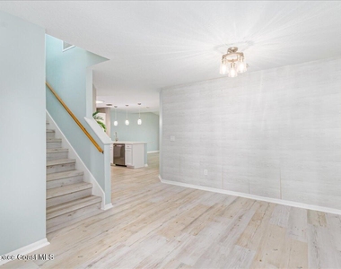 37 Sunset Street - Photo Thumbnail 4
