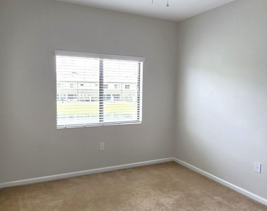 1390 Lara Circle - Photo Thumbnail 12