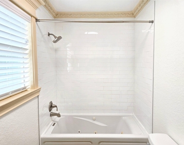 828 E 39th Street - Photo Thumbnail 12