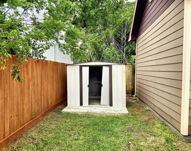828 E 39th Street - Photo Thumbnail 18