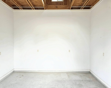 828 E 39th Street - Photo Thumbnail 17