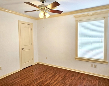 828 E 39th Street - Photo Thumbnail 13