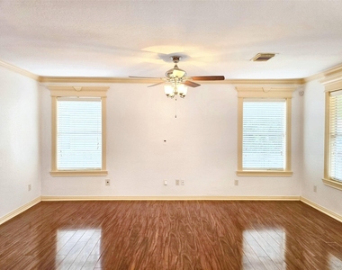 828 E 39th Street - Photo Thumbnail 2