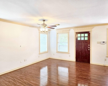 828 E 39th Street - Photo Thumbnail 3