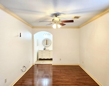 828 E 39th Street - Photo Thumbnail 7