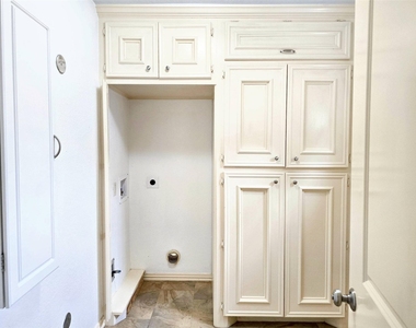 828 E 39th Street - Photo Thumbnail 14