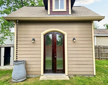 828 E 39th Street - Photo Thumbnail 16