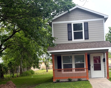 717 6th Avenue N - Photo Thumbnail 1