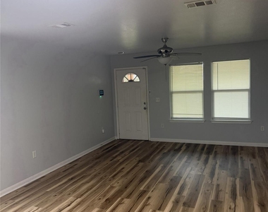 717 6th Avenue N - Photo Thumbnail 3