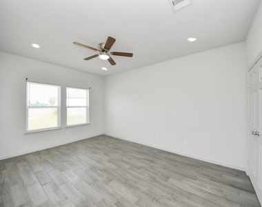 205 Memon Lane - Photo Thumbnail 6