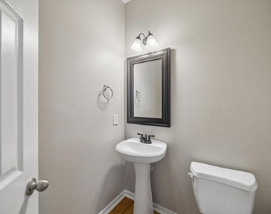 6218 Lovage Avenue - Photo Thumbnail 9