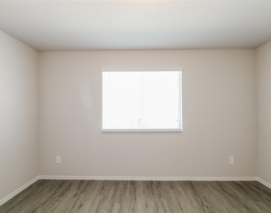 2550 Grayling Drive - Photo Thumbnail 6