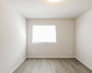 2550 Grayling Drive - Photo Thumbnail 9
