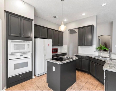 3827 Shady Breeze Drive - Photo Thumbnail 2