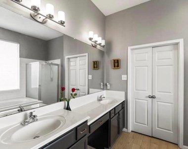 3827 Shady Breeze Drive - Photo Thumbnail 13