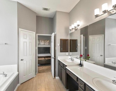 3827 Shady Breeze Drive - Photo Thumbnail 6