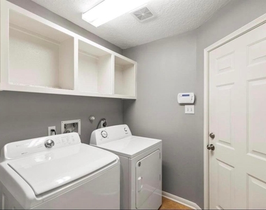 3827 Shady Breeze Drive - Photo Thumbnail 14