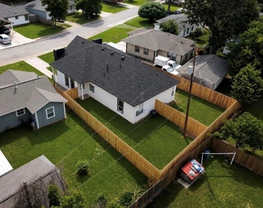2006 Vince St - Photo Thumbnail 2