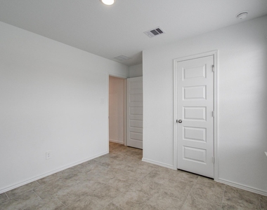 1206 Cattle Chute Court - Photo Thumbnail 14