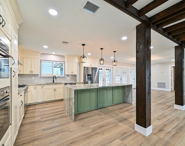 10930 White Thorn Street - Photo Thumbnail 3