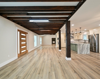 10930 White Thorn Street - Photo Thumbnail 2