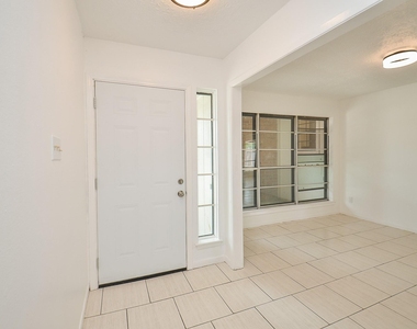 12266 Huntington Venture Drive - Photo Thumbnail 7
