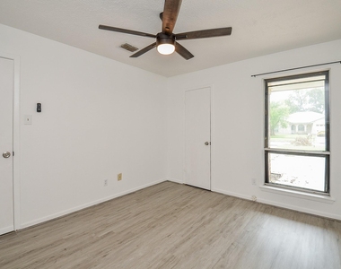 12266 Huntington Venture Drive - Photo Thumbnail 3