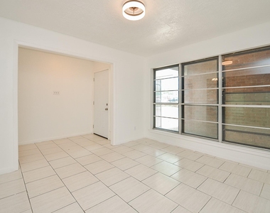 12266 Huntington Venture Drive - Photo Thumbnail 9
