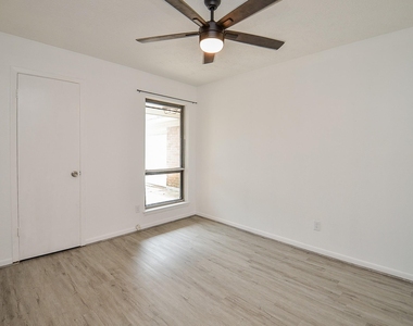 12266 Huntington Venture Drive - Photo Thumbnail 2