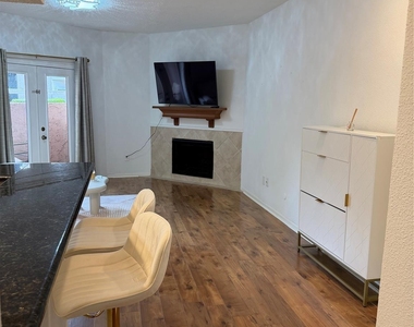 10855 Meadowglen Lane - Photo Thumbnail 2