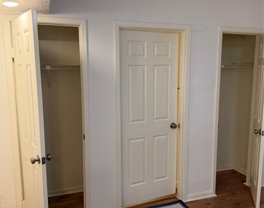 10855 Meadowglen Lane - Photo Thumbnail 5