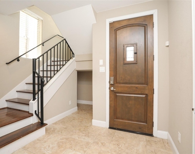 1610 Knox Street - Photo Thumbnail 3