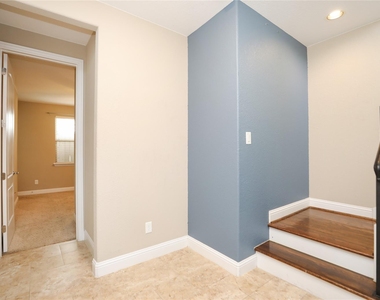1610 Knox Street - Photo Thumbnail 4