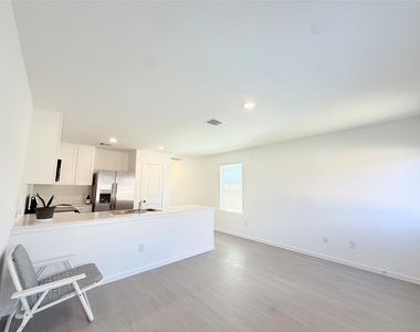 3642 Duplet Avenue - Photo Thumbnail 2