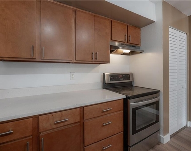 13608 S Village Drive - Photo Thumbnail 11