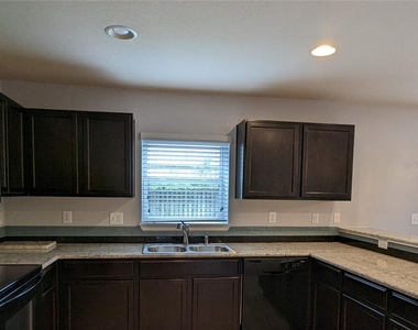 219 Woodknoll Place - Photo Thumbnail 4