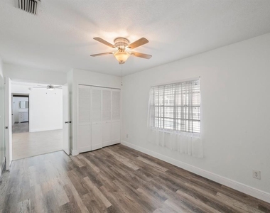 16132 Country Crossing Drive - Photo Thumbnail 18