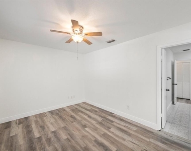 16132 Country Crossing Drive - Photo Thumbnail 19