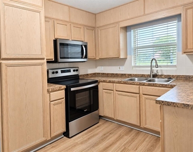 806 W West Street - Photo Thumbnail 6
