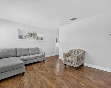 4421 W Iowa Avenue - Photo Thumbnail 7