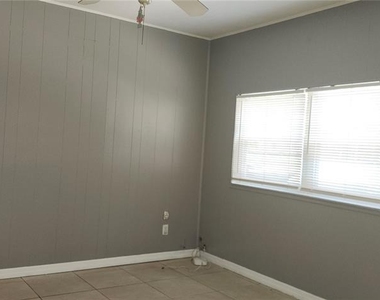6401 N 49th Street - Photo Thumbnail 3