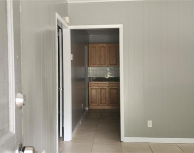 6401 N 49th Street - Photo Thumbnail 4
