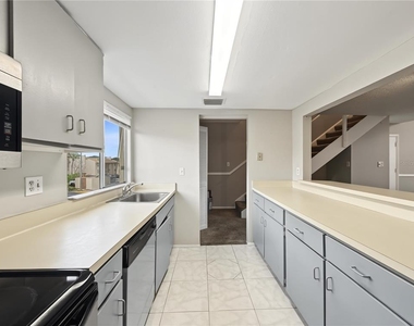 566 Orange Drive - Photo Thumbnail 9