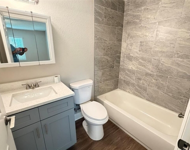 2524 Woodgate Boulevard - Photo Thumbnail 10