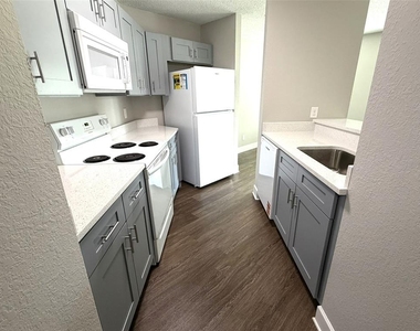 2524 Woodgate Boulevard - Photo Thumbnail 6