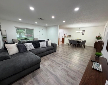 5115 Gateway Avenue - Photo Thumbnail 3