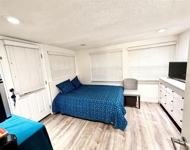 5115 Gateway Avenue - Photo Thumbnail 16