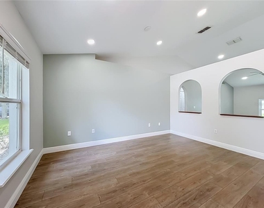 33 Timbercreek Pines Circle - Photo Thumbnail 7