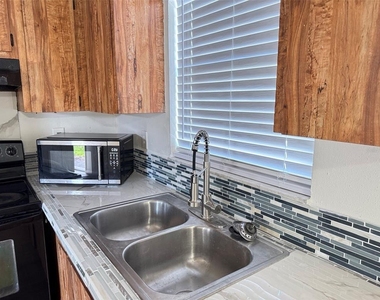 3218 68th Avenue N - Photo Thumbnail 11